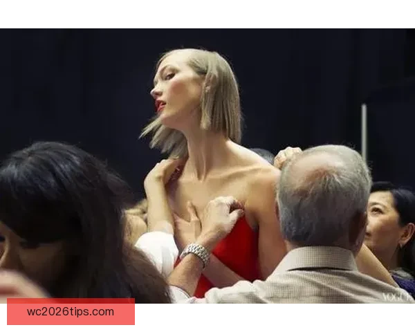 范德比尔特戏弄东契奇要求穿自己衣服戴金链 在更衣室走秀一番